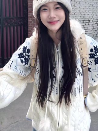 今年特别火的费尔岛针织开衫,你们一定要选这种宽松版型的,慵懒又随性,上身巨好看。#连帽开衫 #女装穿搭 #好物推荐🔥 #女装穿搭 #开衫外套