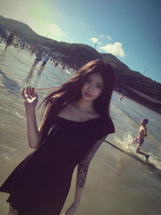 我希望他是一个彻头彻尾的混蛋 我就可以狠狠的离开了 可偏偏他的坏里也夹杂着真心 我走不了 也恨不了