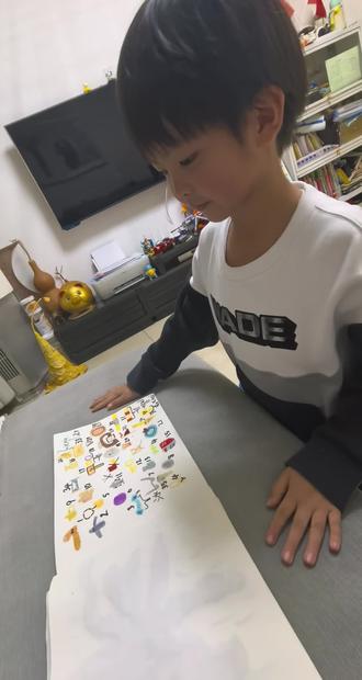 #我家的小画家
今日作品《神奇宝物》之讲解!👍