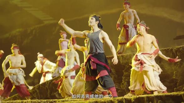 !《赳赳大秦》编剧导演这段话,直接戳中历史剧的魂!
刷到《赳赳大秦》主创访谈,编剧和导演聊剧情的这段,我直接疯狂截图!原来我们看到的每句台词、每个镜头,都藏着这么多心思!
导演说,拍大秦没敢走“爽剧套路”,比如商鞅变法那段,没把商鞅塑造成“完美圣人”,反而加了他和旧贵族的激烈博弈,连他推行新法时的“不近人情”都拍得特真实——“要让观众知道,强秦不是靠神仙开挂,是无数人啃硬骨头啃出来的”。
编剧更绝,提到李斯和嬴政的对手戏,说特意避开了“君臣互吹”的俗套。有场戏嬴政想加快统一步伐,李斯却当面反驳,俩人拍桌子吵得脸红,最后李斯摔了竹简说“欲速则不达”,这段没删反而保留了!“大秦的强大,从来不是一个人说了算,是能容下不同声音的底气”。
最戳我的是他们聊“小人物视角”,没有只聚焦帝王将相,还拍了边关士兵的家书、市井商贩的日常,甚至有个镜头给了咸阳街头卖浆水的老人——“大秦是宏大的,但宏大是由无数个‘小’堆起来的,少了他们,历史就空了”。
现在再回看剧里那些细节,突然更懂什么叫“赳赳老秦,共赴国难”了!不是口号,是主创们用剧情一点点砸出来的信仰啊!#赳赳大秦 #赳赳大秦门票 #赳赳大秦导演 #西安旅游攻略 #西安