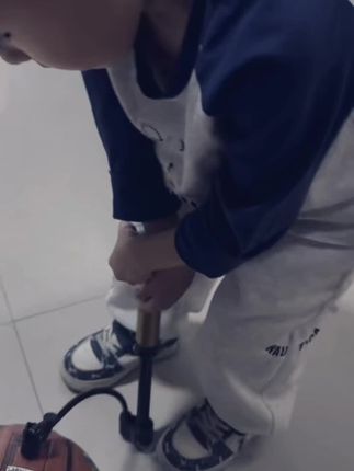 哈哈,我家宝贝给篮球打气超有劲,可爱的模样爆表,超爱宝贝❤️