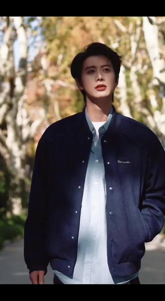 #何健麒 #岭南新民谣 何健麒跟这首《雨夜梦萦》非常像,初识温柔而惊艳,越品越有味道。@何健麒