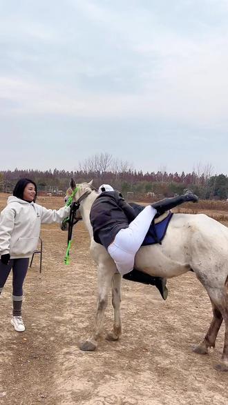 帽子哥亲自教学飞身上马。#帽子哥 #雪茄哥 #马场马术 #马术教学 #合肥马场