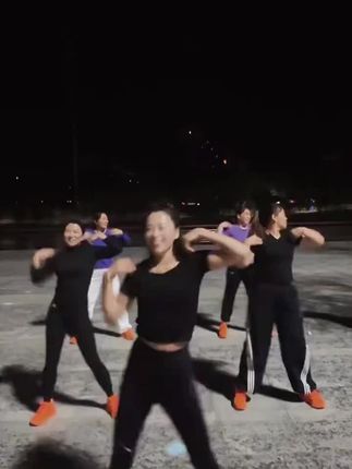 #直播高光 因为热爱所以坚持. 下雨都没把我们下跑,😂😂#每天坚持锻炼会有不一样的收获 #正能量有氧健身操