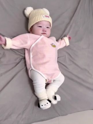 三个月的宝宝第一次翻身🥰翻的很棒☺️🥰#这也太可爱了吧 #被你萌化了 #宝宝翻身 #萌娃穿搭 #小伊一呀