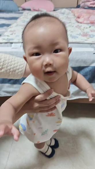 8月龄的图图会扶着站立,早不早呢?