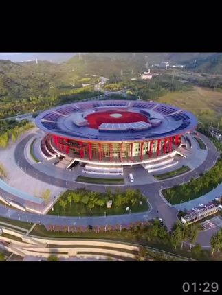 ✨ 聚光灯下 米休缇MISUITY 2026发布会 以匠心织就东方诗篇 经纬交错间 是山水与文明的对话 丝绸拂过之处 皆成意境 承蒙岁月厚爱 再度受邀 去年怀谦辞邀约 今岁携敬畏前行 不是专业模特 踏上中国国际时装圣殿 步伐里藏着对艺术最真诚的礼赞 在北京雁栖湖的柔波与霓裳之间 完成一场与东方美学的深刻对话 幸遇国际名模胡兵老师 在他从容气度中见证 经时光打磨的隽永风度 时尚终会褪色 风格永存 人生最美的台步 是走出自己的姿态