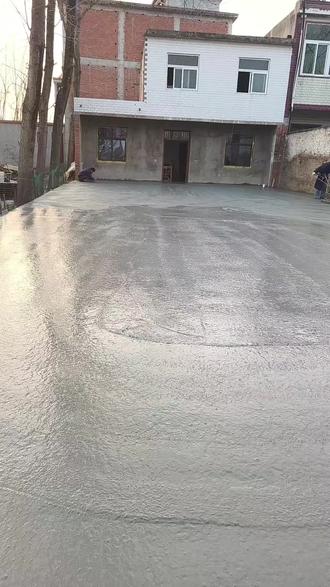 🎉农村小院大变样!新浇筑的水泥地也太亮了吧✨ 阳光一照像镜面,师傅们手艺绝了👍 这样的院子你爱了吗?