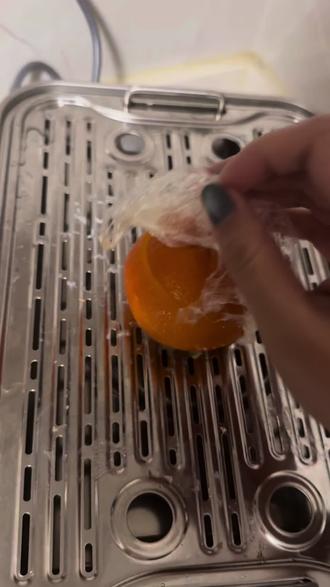 止咳小妙招,橘子🍊蒸蛋。(宝宝大人寒咳久了都可以试试:橘子🍊去蒂去肉,打个鸡蛋,放点枸杞,盖上橘盖,蒸20分钟,每天吃一次,连吃三天)#食疗小妙招 #止咳 #咳嗽小妙招 #宝妈分享 #真实生活分享官