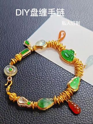 手链赛道文案素材 - DIY18K镶嵌盘缠手链 私人订制 金缠翠韵,一腕多宝,藏着中式独有的富贵雅致。
自然光原相机实拍📸18K金豪华镶嵌翡翠多宝手串
正阳绿佛公、冰透葫芦、平安扣、叶子、福豆依次排布
精选高品质翡翠料子,色泽浓郁,种水通透
搭配18K金扭纹金圈,钻石点缀,手工编排设计
佛公纳福、葫芦聚财、叶子事业顺遂,一链集齐美好寓意。
款式复古轻奢,上手显贵不浮夸,日常佩戴非常出圈,孤品仅此一条#盘缠手链 #18K镶嵌 #手工编绳手链 #手作日常记录 - 杨玉环翡翠作品