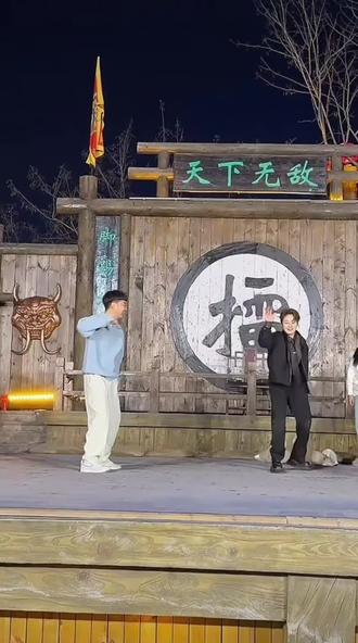 周周斗舞内增高鞋垫甩出来了,万宁叔说踩梯子来的,笑不活了哈哈哈#万宁 #周周内增高 #真实生活分享计划