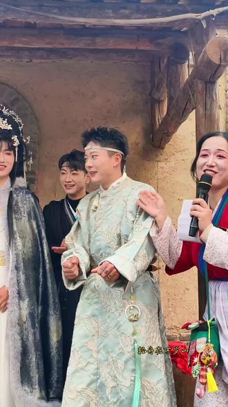 龙龙老嫂子带小秘们出来收获姐姐们的芳心啦 #万岁山斗舞还是太有节目了 #万岁山武侠城的神仙体验 #万岁山老嫂子#来万岁山武侠城看斗舞了#万岁山武侠城