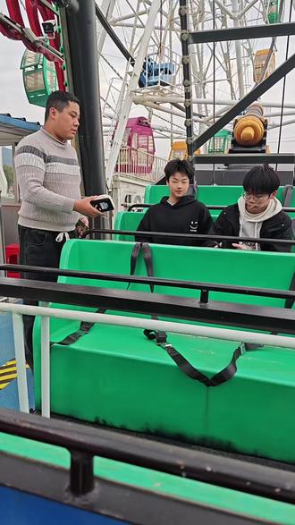 坐海盗船心都吓飞了,摩天轮就没那么可怕了🌚🌝