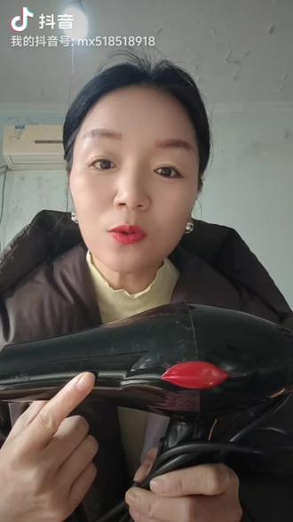 这样可以把旧羽绒服的绒取出来,方法简单但很实用。#分享生活小技巧 #简直不要太惊喜 #强烈推荐 ##羽绒服充绒神器