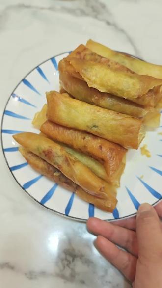 是谁还没有吃到荠菜春卷呀?湖边自己挖的荠菜,理到崩溃,吃起来那是真香啊!#亲手制作美食 #有想吃的吗 #荠菜春卷