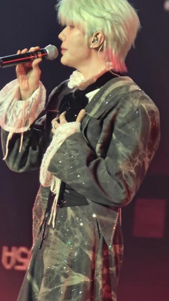 为他俩开了新账号。不让带支架,手快累断了。#云熠 #香港演唱会云旗郝熠然#郝熠然