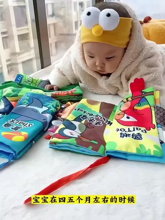 宝宝四个月就可以玩布书,布书撕不烂、咬不破,适合宝宝抓握和啃咬,材质柔软,不会伤到宝宝。颜色鲜艳,能吸引宝宝的视觉。发出声音,能刺激宝宝的听觉发育。需要的姐妹赶紧安排吧#早教布书#玩具推荐#宝妈推荐