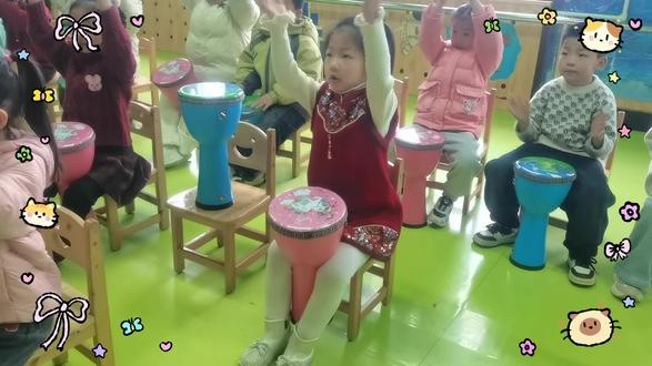【北董幼儿园大二班】
观察记录
- 观察对象:李玉婵
- 观察时间:2026年3月19日
- 观察目的:记录幼儿在非洲鼓活动中对音乐节奏的感知、动作表现及参与状态
二、观察记录:
坐姿端正,双脚平放地面,拍打时手臂动作幅度适中,手掌轻贴鼓面;初期手部发力较轻,鼓点声音偏柔和,偶尔会因担心声音过大而刻意收力。
在跟随基础音乐拍打时,尝试加入简单的节奏变化,比如在音乐重复段落,将原本的单一下拍改为“轻拍-重拍”组合,动作协调且不破坏整体音乐节奏,得到老师表扬后,会更积极地尝试小幅度节奏调整。
会主动观察身边同伴的拍打动作,若发现自身节奏与同伴不一致,会悄悄靠近同伴并模仿其拍打频率,同时尝试用眼神与老师交流,寻求节奏确认;当老师走到身边指导时,会专注倾听老师的节奏提示,立即调整动作,配合度高。会主动观察身边同伴的拍打动作,若发现自身节奏与同伴不一致,会悄悄靠近同伴并模仿其拍打频率,同时尝试用眼神与老师交流,寻求节奏确认;当老师走到身边指导时,会专注倾听老师的节奏提示,立即调整动作,配合度高。
三、观察分析:
手部精细动作与肢体协调能力较好,拍打非洲鼓时姿势规范、力度控制得当,能根据音乐节奏灵活调整动作,符合大班幼儿肢体发展的年龄特点,且具备一定的动作表现力和良好的同伴互动意识,能主动观察,学习专注度高,在长时间活动中保持积极状态,接受老师指导时配合度好,体现出认真、主动的学习态度。