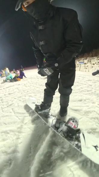 固定器坏一个也不影响滑#绿葱坡滑雪场#滑雪#自由式#户外#运动