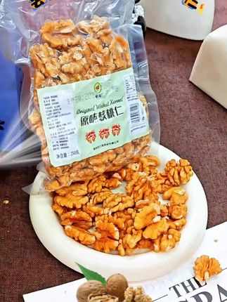 姐妹们町和仁家的原味核桃仁你们要尝尝,都是独立小包装,每一颗都很饱满,没有碎仁,也没有坏仁,都是新疆185纸皮核桃去壳做成的,吃起来方便,嘎嘣脆的口感,越嚼越香,满满都是蛋白质。喜欢的宝子们下方小黄车下单尝尝。#核桃仁#休闲零食 #核桃仁