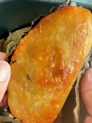 老乡,你有多久没吃过这种用桐子叶包的麦粑粑了?重庆武隆高山土麦子磨粉做的粑粑,粗粮细作,软糯香甜,还是小时候的味道,用空气炸锅烤一下香脆可口#麦子粑粑 #桐子叶粑粑 #小时候味道 #粗粮细作 #麦子粑