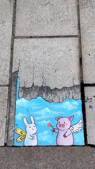 地砖下是小猪先生和兔子小姐在一起玩呢#原创视频 #画画其实很简单 #创意画 #涂鸦艺术 #画画🎨