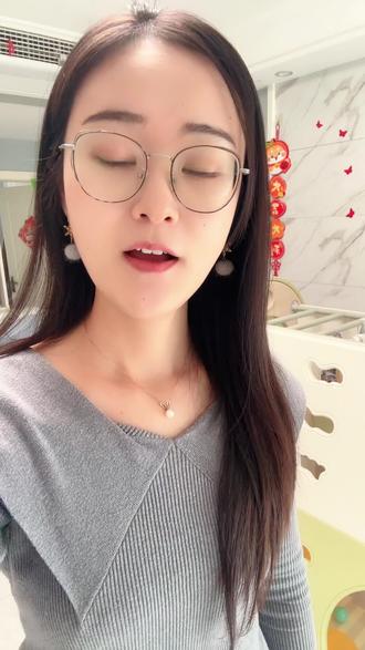 越养越聪明,藏在生活里的“思维力”#思维 #聪明 #思维力 #育儿经验分享 #早教
家有十万个为什么宝宝,如何应对才能越养越聪明?
我们常说的判断孩子是不是聪明的思维力,到底是什么?
说简单点,它就是孩子解决问题的能力。
- 理解积木怎么搭才不倒 → 是在分析
- 能把玩具按颜色、形状分门别类放好 → 是在归纳
- 猜出“因为下雨了,所以地上是湿的” → 是在推理
这样看,思维力并不玄乎,它就藏在孩子每一天的观察、思考和提问里
不同月龄孩子大脑思维力的发展又是如何“升级”的呢?
🔹 0-1.5岁是直觉行动思维期——“小手”是最好的老师
这个阶段的宝宝,靠动作来思考。比如我给小沐一个摇铃,不会只让他听响。
我可能会藏进毯子里让他找,可能会滚远让他追,让他用小手充分体验“摇、抓、扔、找”,同一个玩具,玩出十种花样,就是在为思维打地基。
🔹 1.5-6岁都是具体形象思维期——充分调动“五感”就像在高速公路上行驶一样高效
- 比如分类游戏:袜子配对、乐高按颜色分家、超市里区分的“水果区”和“蔬菜区”。
- 比较游戏:用积木比高矮、用绘本比厚薄、观察树叶找不同。
- 排序游戏:按身高给毛绒玩具排队、按颜色深浅排列串珠等等。
🔹 这中间4岁多也是抽象逻辑的萌芽期——“提问”就是一把金钥匙
当孩子能摆脱具体事物进行思考,我们就可以多问“为什么”和“怎么办”了。
比如:
- “天上的云朵,除了像棉花糖,还像什么?”(激发联想)
- “如果出门下雨,我们该怎么办?”(引导问题解决)
- “为什么冰块会消失?它去哪了?”(引发因果思考)