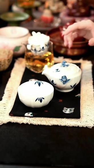 纯手绘蝴蝶兰花郁金香旅行茶具
#泡茶器 #便携式茶具 #茶壶茶具 #旅行茶具
