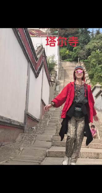 #上热门发布作品 #古建筑之美 ##旅行推荐官 #旅游打卡
拍摄2025年9月3日西宁塔尔寺
塔尔寺的参观顺序:
如来八塔:
从景区入口进入后,首先映入眼帘的就是如来八塔,它们位于寺前广场,从东到西依次是莲聚塔、菩提塔、四谛塔、神变塔、降凡塔、息诤塔、尊胜塔和涅槃塔,造型优美,代表着释迦牟尼佛一生的八大功德。
祈寿殿:
也叫长寿殿,是为七世达赖喇嘛祈寿而建,殿内供奉着无量寿佛等佛像,内部装饰精美。
大经堂(修建改造关闭中)
大经堂是全寺僧众集体颂经和举行重大佛事活动的场所。
大金瓦殿:
大金瓦殿是塔尔寺的主殿,被誉为“世界一庄严”。殿内主供纪念宗喀巴大师大金塔,全玻璃封得严密,屋顶覆盖着金色琉璃瓦,殿脊安置鎏金宝瓶、摩尼宝等吉祥饰品,墙外镶嵌鞭麻铜镜装饰,殿内还藏有塔尔寺历代传下的宝物如唐卡、经书、珍宝等,门口信徒排一列跪拜。
时轮经院:
时轮经院是塔尔寺学习时轮金刚法的地方。
酥油花馆:最华丽的殿
酥油花是塔尔寺艺术三绝之一,酥油花馆内展示着用酥油制成的各种精美的佛像、花卉、人物、故事场景等,色彩艳丽,造型逼真。
藏经楼:
藏经楼是塔尔寺存放经书的地方。
还有文殊菩萨殿,度母殿,弥勒佛殿、释迦佛殿、依怙殿等。
吉祥新宫就是班禅行宫是塔尔寺最高处,可以俯瞰塔尔寺景观,而我最想走和拍的是那台阶。