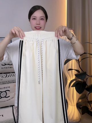 超百搭的女童夏季轻薄款奶肤裤,垂感真的特别好,凉快舒服的同时,版型也特别正!#显高显瘦显腿长 #女童阔腿裤 #轻薄透气 #百搭裤子  #凉感面料