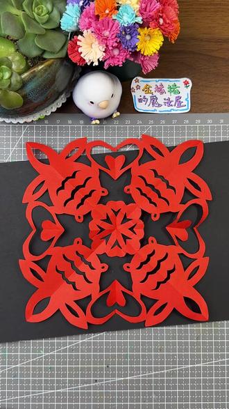 带孩子一起体验剪窗花的乐趣吧!#创意手工 #手工剪纸 #新年剪纸窗花 #让年味更浓 @DOU+小助手