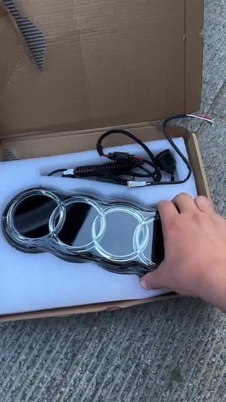 奥迪车标升级,发光车标,高透光烤漆,白天日间行车更显档次。晚上夜间行车更安全,前方车辆看的更清楚,四圈发廊更醒目,白天晚上都漂亮,奥迪系列车型都有,快去试试吧!#奥迪发光车标 #奥迪a6 #汽车好物