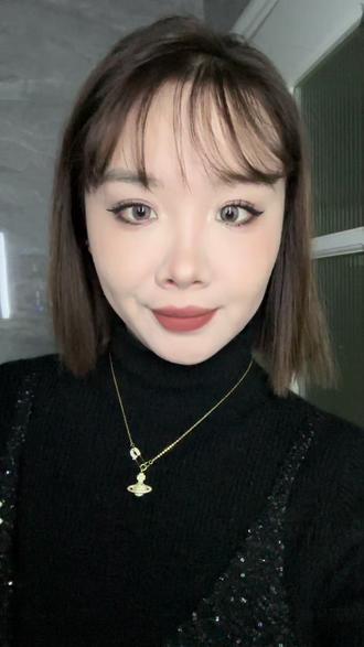 抱歉大家!送给你们一张大白脸哈哈哈哈哈!简直太白了 剪视频的时候我自己都吓一跳🥹
#撸个妆 #高冷脸 #今天长这样 #ysl粉气垫 #ysl眼影盘