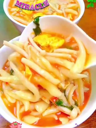 如果你也喜欢吃面食,那可千万别错过这个莜面鱼鱼,它可不是普通的白面,而是用莜麦面粉做的,吃起来更健康,而且还是纯手工制作的,无论是煮着吃还是炒着吃都特别美味