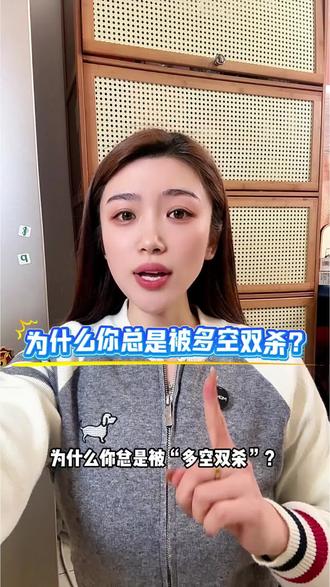 为什么你总是被“多空双杀”?
是不是感觉市场专门盯着你那几千美金?一买就跌,一卖就涨?恭喜你,你被‘多空杀’了!” 这种痛苦只有做黄金的人才懂。明明看着突破了,追进去就是天花板;明明看着跌破了,割肉了瞬间就拉回来。为什么?因为你把震荡行情当成了单边行情来做 。黄金市场80%的时间是在一个区间里来回震荡洗盘,只有20%的时间是走出流畅的单边趋势。那怎么区分呢?看形态!如果日线级别上,K线在高点和低点之间来回穿,没有明显的一个高点比一个高点高,那就是震荡。震荡行情的策略是“高抛低吸”,也就是靠近上沿做空,靠近下沿做多,见好就收,千万别贪 。如果K线不断突破前高,均线多头排列,那就是单边来了。单边行情的策略是“追涨杀跌”,只做一个方向,回调就进,千万别反向开单去猜顶。所以,进场前先问一句,现在是震荡还是单边?搞清楚了这个,你就能摆脱被来回打脸的宿命。#外汇 #交易 #美元 #黄金 #外汇黄金