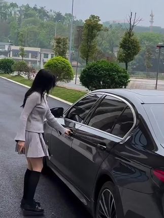 宝马车友不要再乱买手机支架了,今天推荐这一款真的非常好用!它是这种卡扣的设计,根据中控一比一打造,不会损伤我们的车子,而且非常的牢固。不管你是苹果还是安卓,都可以自动吸附,还支持无线充电,拿取也非常方便,关键是价格还不贵,有需要的左下角安排起来吧!#汽车好物 #超实用 #开车必备 #车载好物 #出门必备