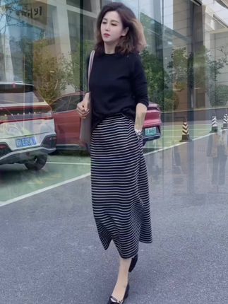 日子过得好快,马上就是中秋、国庆、跨年、冬天的第一场雪#一个转身夏天就成了故事 #美衣分享#时尚休闲女装 #谁穿谁好看不分年龄段 #谁穿谁好看特别有女人味
