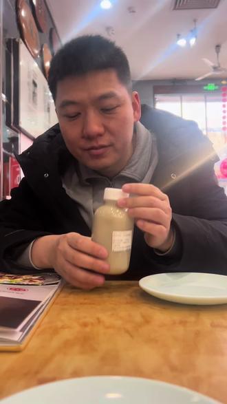 沉浸式开豆汁,嗅觉预警!这股酸菜汤同款味道,建议空腹慎入,喝完开始怀疑人生,有没有同款被劝退的朋友
#热门 #真实生活分享计划 #豆汁