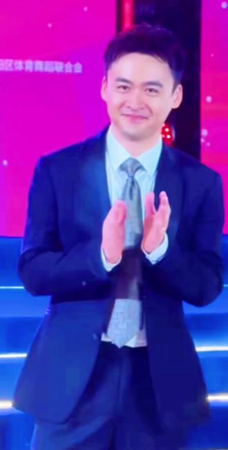 摸鱼哥和摸鱼姐再次同框,依然松驰感满满@张智强 #北京舞迁门舞蹈学校