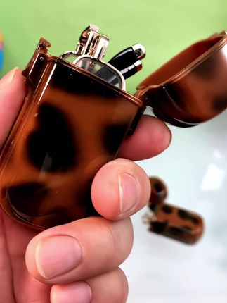戴过那么多老花镜,这款才是真的好!高清玻璃镜片防刮耐磨,全金属框架耐用不变形,折叠设计小巧便携,爸妈用了都说好!#老花镜 #老花镜推荐 #老花镜戴起来 #时尚老花镜 #时尚老花镜高清