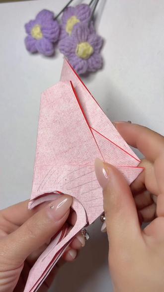 ✨ 一张红纸,剪出满屏爱心
❤️ 把心意藏进每一刀里~
#手工剪纸 #爱心窗花 #新年手作 #治愈系手工#亲子手工