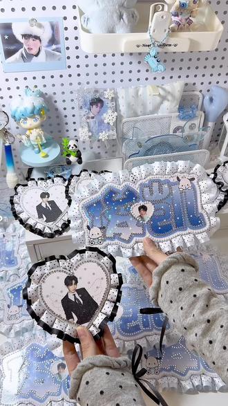 渐变蓝姓名牌制作教程˖ ࣪⭑
其实很简单~我用的是POAO莓小优的胶水,特别适合手残党啊啊啊👍🏻如此貌美的姓名牌快做起来吧💙🩵 #物料 #姓名牌 #王俊凯 #我的开箱日常 #追星物料