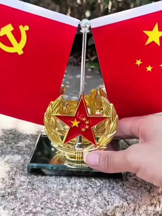 如果信仰有颜色,那一定是中国红!这个小红旗放在车里也太好看了吧!#我爱我的祖国 #五星红旗迎风飘扬 #车载摆件 #红旗