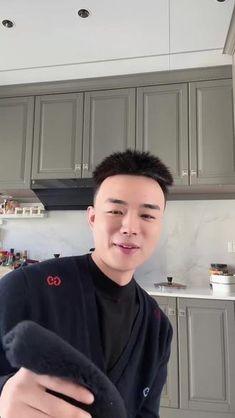 由于四叔四婶提眉割双眼皮割眼袋,刘洋紧急公关,让姐妹们录屏他的眉毛是真的😂😂😂还讨论起他追瑞瑞的时候,瑞瑞被他的人格魅力征服#秦瑞瑞 #刘洋真洋 #上热搜 #内容过于真实