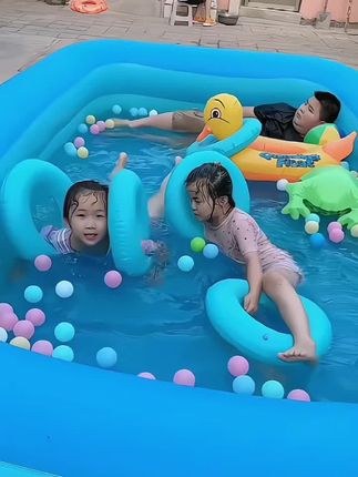 喜欢玩水是每个孩子的天性,天气越来越热给孩子入手一个充气游泳池很有必要#清凉一夏 #戏水玩具 #游泳 #游泳池#夏季玩水 @DOU+小助手 @巨量千川