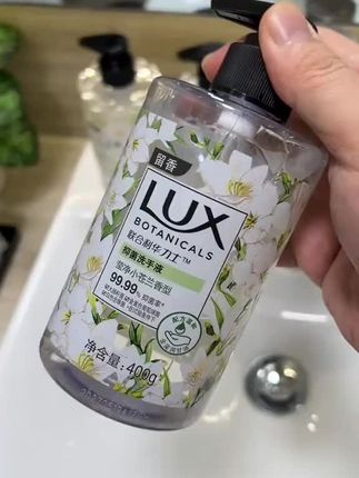 这才是适合女孩子用的洗手液呀!高颜值,洗手干净,含有保湿成份不干燥不紧绷,力士小苍兰洗手液,味道清淡好闻#洗手液 #洗手液推荐 #力士洗手液@DOU+小助手 @DOU+好生意