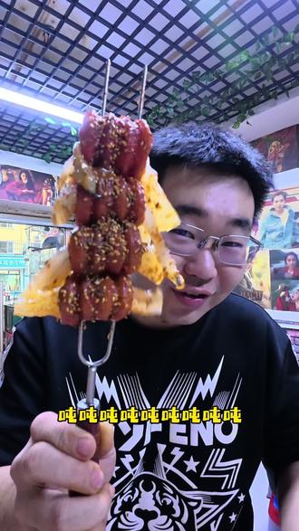 #开花肠 开花肠卷火辣牛蹄筋来啦,一口下去超级满足,#美食街火爆小吃 #东北烧烤 #抖音美食推荐官