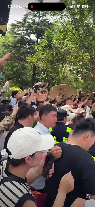 虞姬回娘家--沭阳 不就倒运嘛,沭阳人这么喜欢追星啊?有多少人通过虞姬认识这人的啊?
#虞姬来沭阳 #李依晓 #凑热闹 #虞姬回娘家 #追星现场