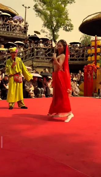 河南老表们!开封万岁山这波《天竺少女》直接杀疯了! 河南老表们!开封万岁山这波《天竺少女》直接杀疯了!
红裙一甩,异域风情直接拉满,这舞姿看得我鸡皮疙瘩都起来了!
不愧是咱河南顶流景区,随手一拍都是名场面,谁看了不迷糊啊!
#河南老表集合 #万岁山武侠城 #异域风情舞蹈 #开封旅游#真实生活分享计划