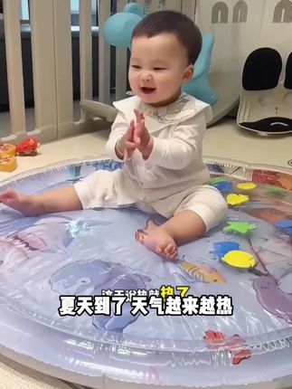 #天气越来越热了,快给宝宝安排这个科学爬爬玩水玩具吧!它是充气的,很安全,不用担心会戳破。而且它是可以折叠收纳的,非常方便携带,夏天的时候给它放凉水,冬天就放温水。